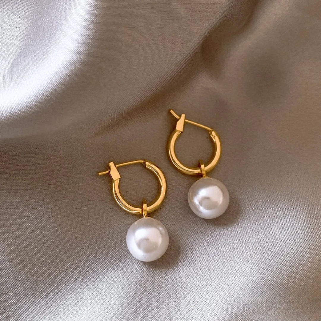 Pendientes Elegantes con Cuentas Blancas Doradas