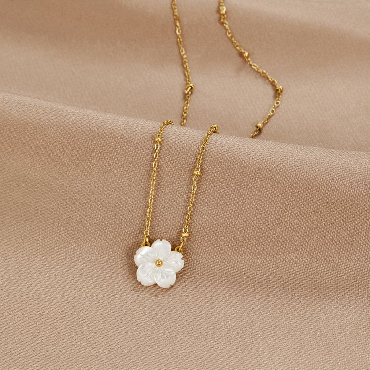 Collar de flores blancas